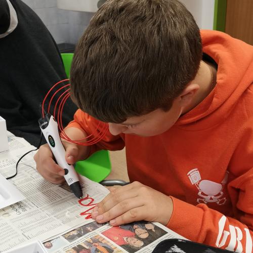 Schüler mit Druckstift
