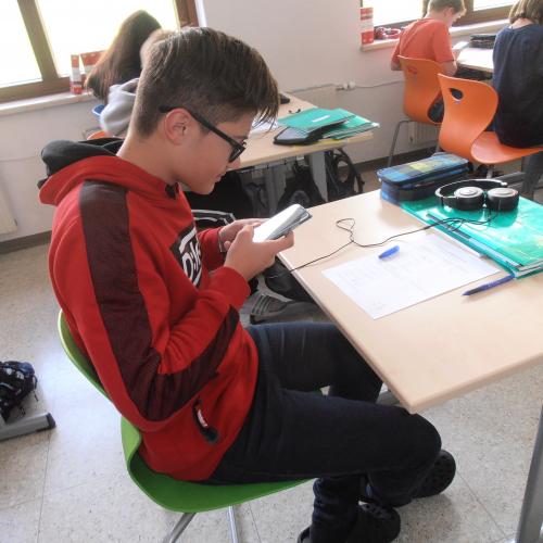 Schüler lernt mit Smartphone