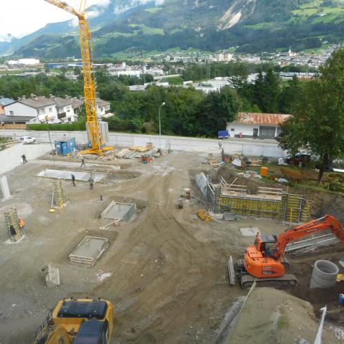 Die Fundamente der Sporthalle werden gelegt