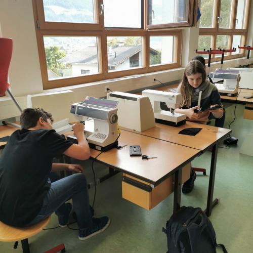 Schülerinnen und Schüler beim Masken nähen