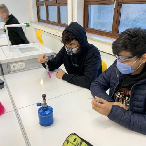 Schüler beim Experimentieren mit Bunsenbrenner