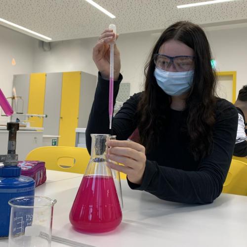 Schülerin beim Experimentieren