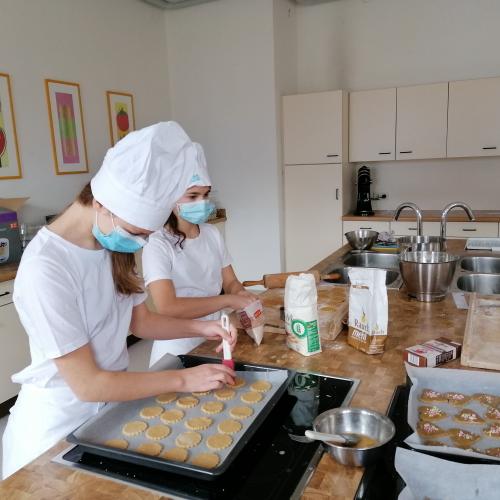 Schülerinnen und Schüler beim Kekse backen