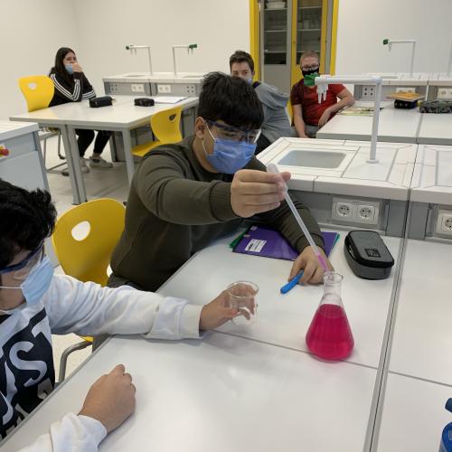 Schüler beim Titrieren
