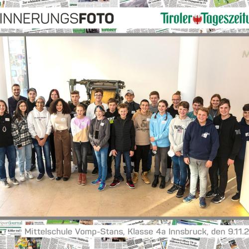 Gruppenfoto einer Klasse in den Räumen der Tiroler Tageszeitung