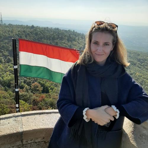 Lehrerin vor ungarischer Flagge