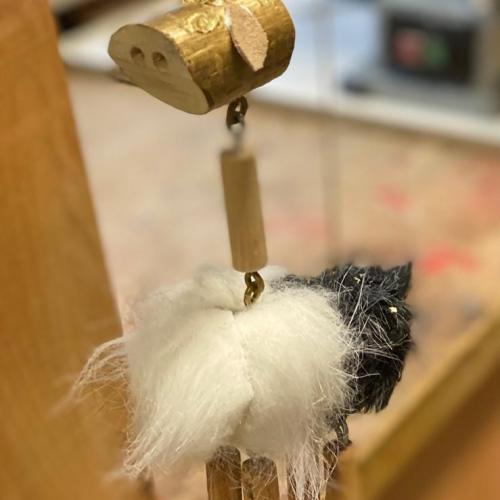 Tiermarionette aus Holz- und Fellresten