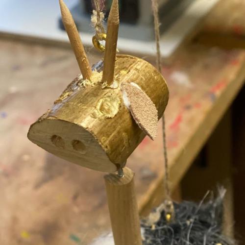 Tiermarionette aus Holz- und Fellresten