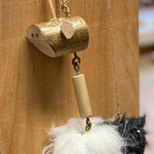 Tiermarionette aus Holz- und Fellresten