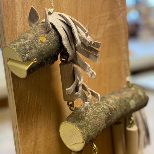 Pferdemarionette aus Holz- und Lederresten