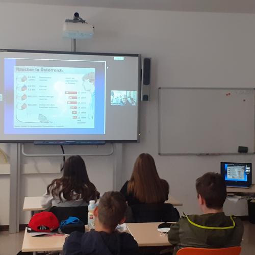 Kinder schauen auf ein Smartboard