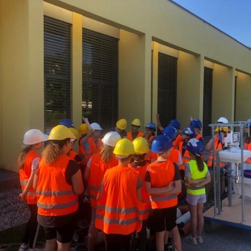 Schüler mit Bauhelmen
