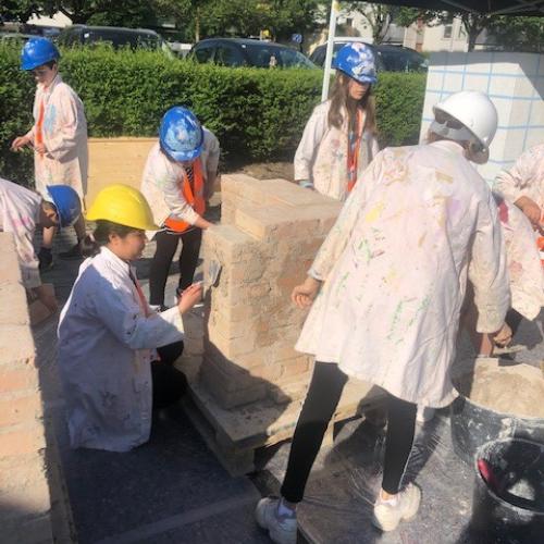 Kinder beim Mauern