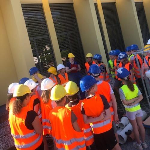Kinder auf einer Baustelle