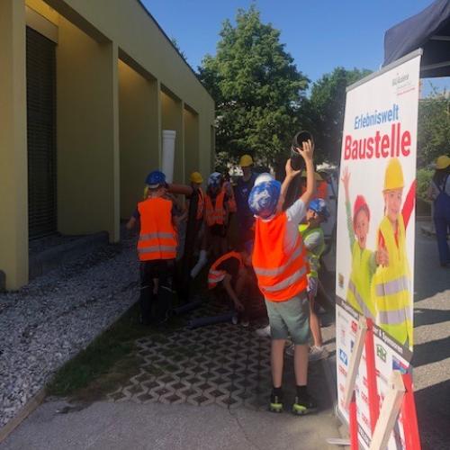 Kinder auf einer Baustelle