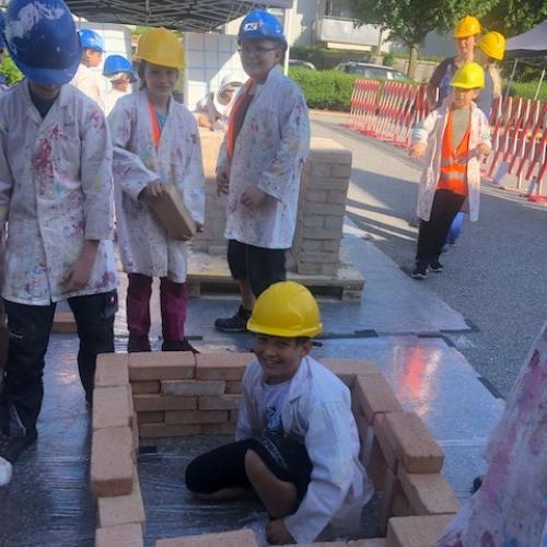 Kinder auf einer Baustelle