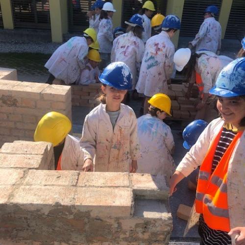 Kinder auf einer Baustelle
