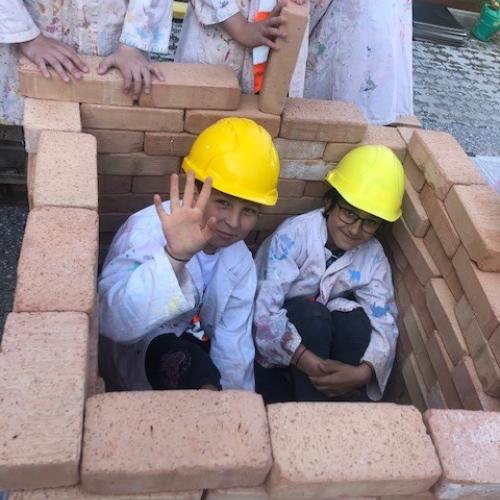 Kinder auf einer Baustelle
