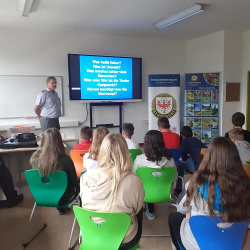 Bergwacht bei der Präsentation in der Klasse