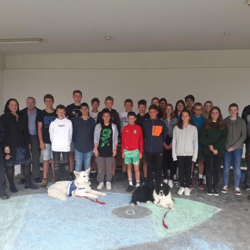 Gruppenfoto einer Klasse mit Mitarbeitern der Bergwacht