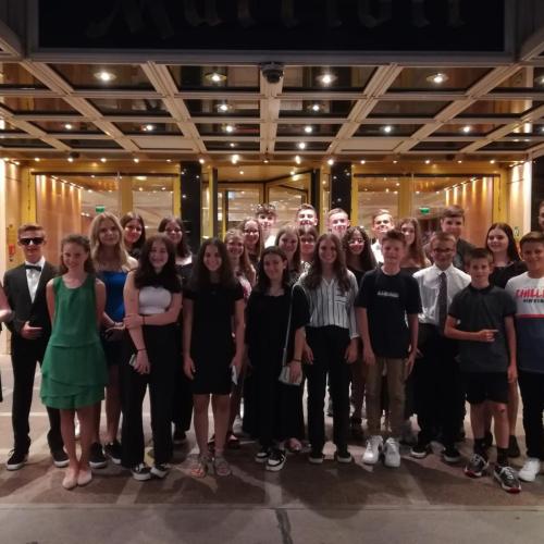 Gruppenfoto vor dem Hotel