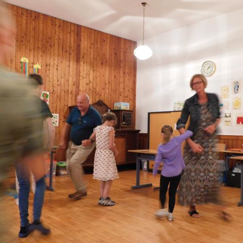 Kinder und Erwachsene beim Tanzen