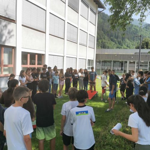Schüler beim Präsentieren von Projekten