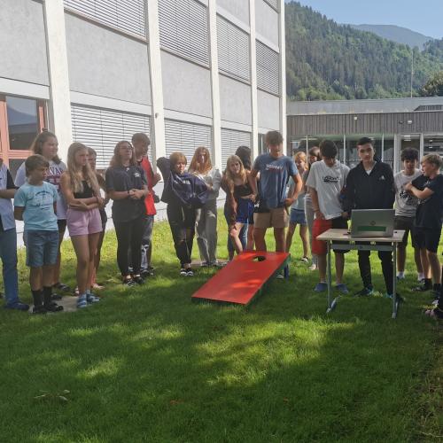 Schüler beim Präsentieren von Projekten