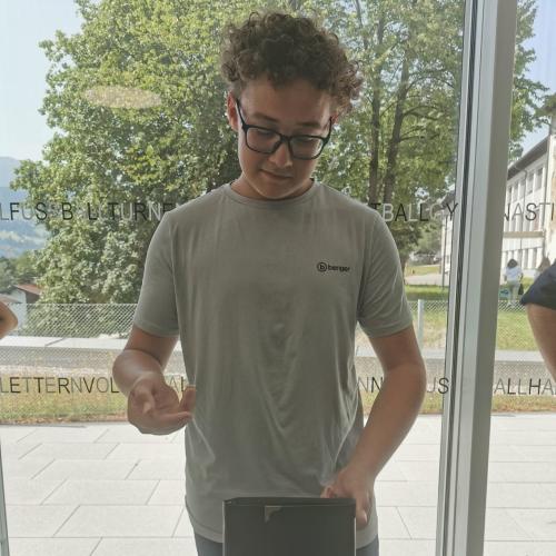 Schüler beim Präsentieren von Projekten