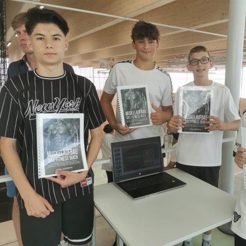 Schüler beim Präsentieren von Projekten