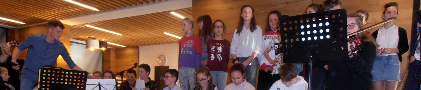 Schulchor mit Ukulelen