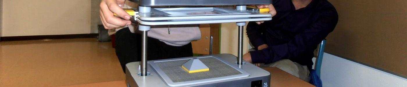 Schüler beim Bedienen der Tiefziehmaschine