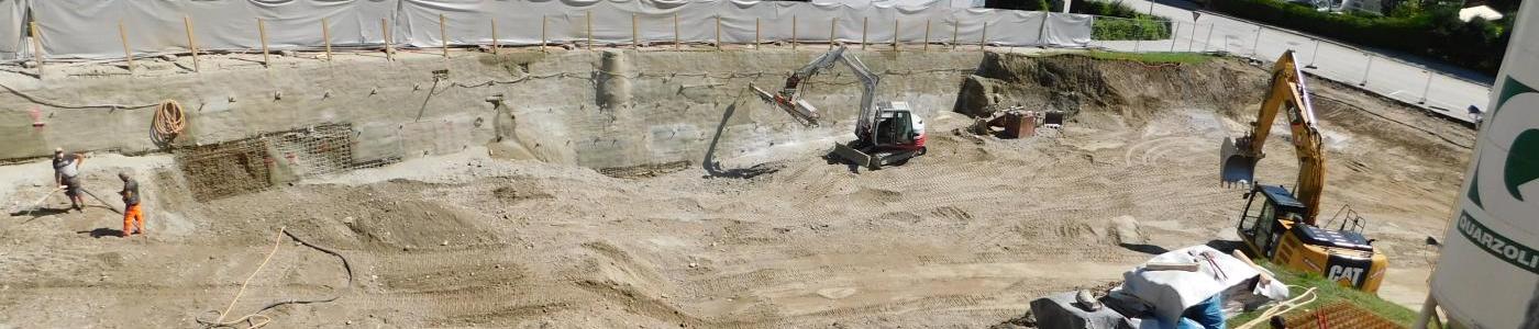 Baugrube für die neue Sporthalle