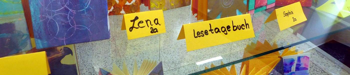 Faltbücher in einer Vitrine ausgestellt