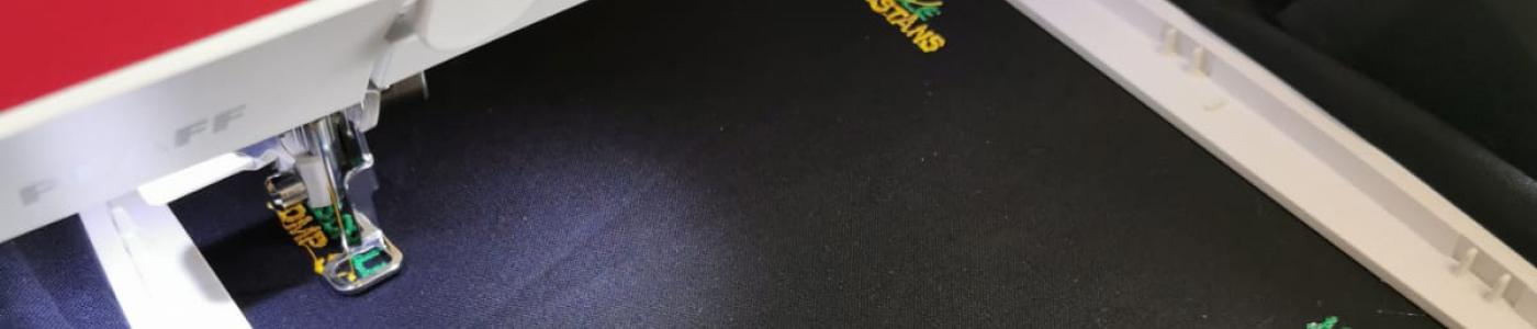 © Aslihan Arikan Stickmaschine beim Sticken eines Schriftzugs