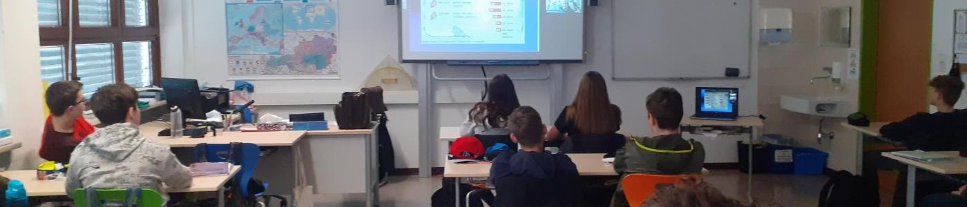 © Melanie Hackl Klasse mit Blick auf das Smartboard