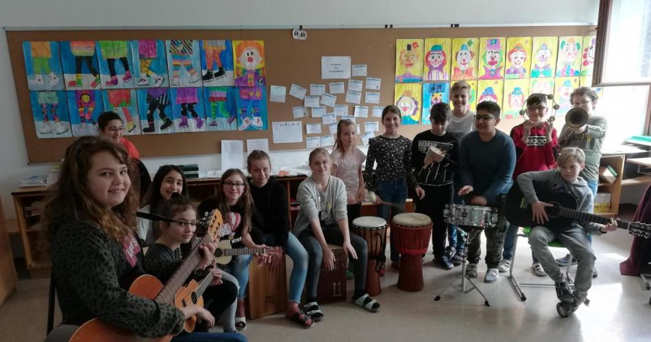 Schülerinnen und Schüler mit Instrumenten