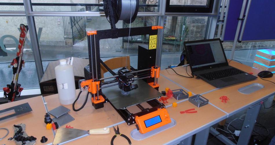 3D Drucker mit Laptop und gedruckten Gegenständen