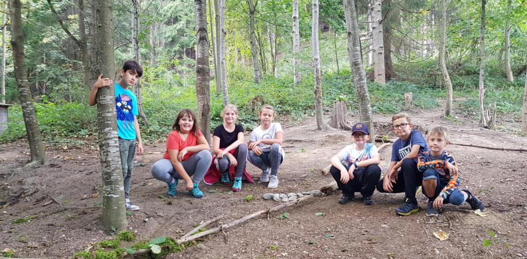 Waldtag 4 Kindergruppe im Wald