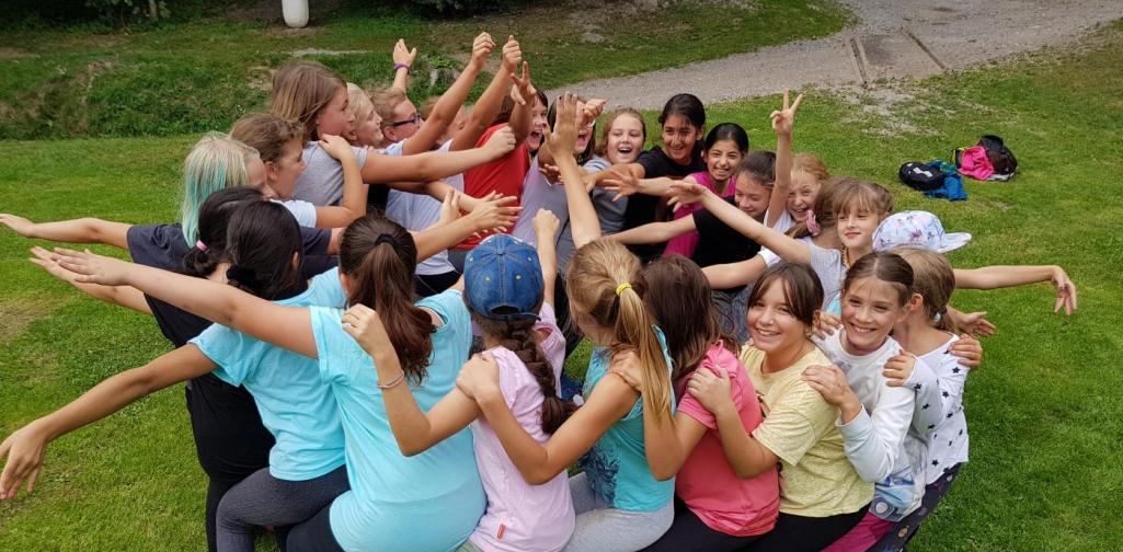 Waldtag 2 SchülerInnen bei Vertrauensspielen