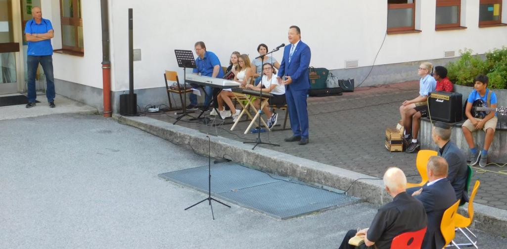 Bürgermeister bei der Rede an die Schülerinnen und Schüler