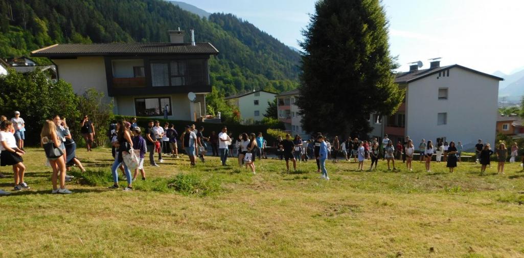 Schülerinnen und Schüler verteilt auf dem Bauplatz
