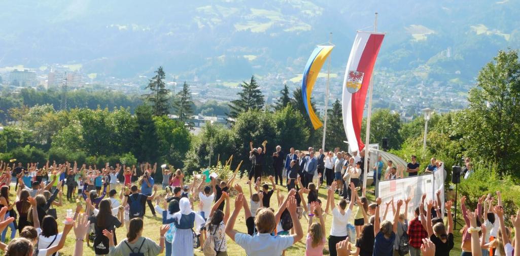 Schülerinnen und Schüler mit erhobenen Händen bei der Spatenstichfeier