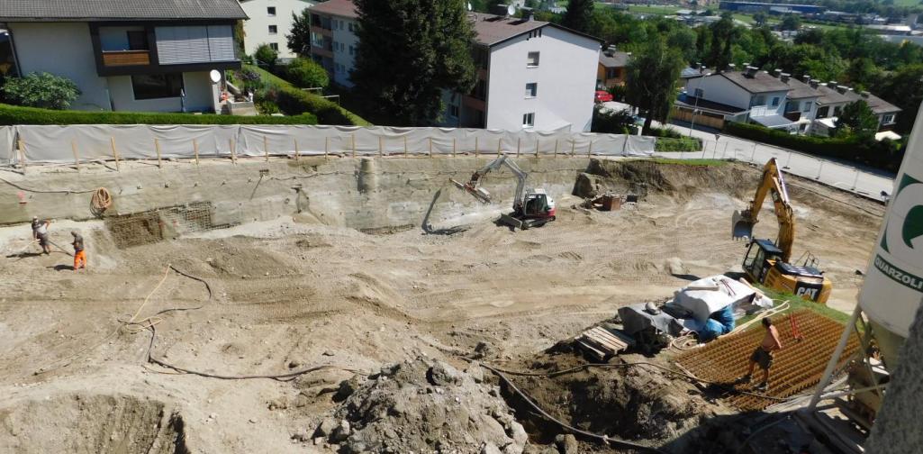 Baugrube für die neue Sporthalle