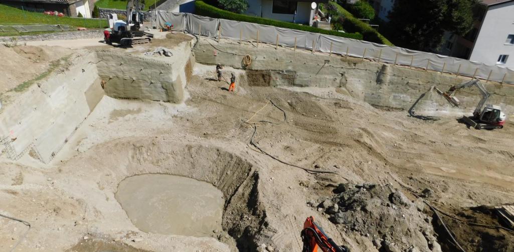 Baugrube für die neue Sporthalle