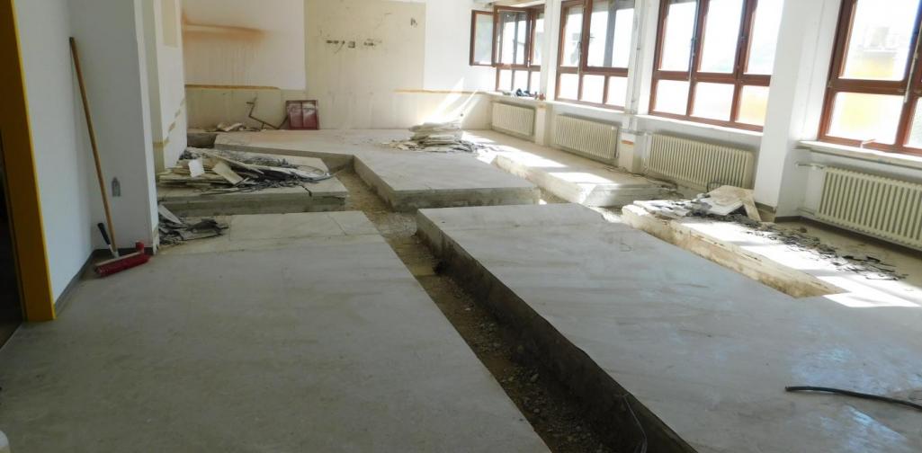 Chemiesaal während des Umbaus mit geöffneter Bodenplatte