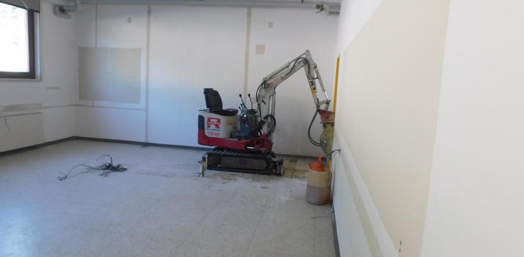 Der ehemalige Physiksaal leer mit Bagger