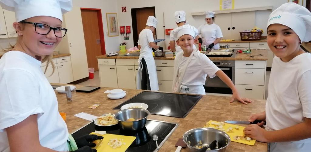 Schüler beim Kochen in der Schulküche