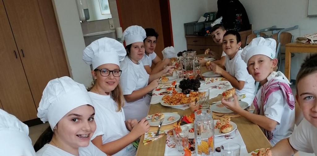 Schüler beim gemeinsamen Mal nach dem Kochen