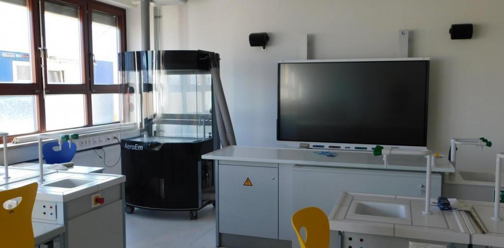 Lehrerarbeitsplatz im neuen Chemiesaal